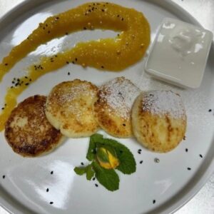 Сирники з джемом та сметаною