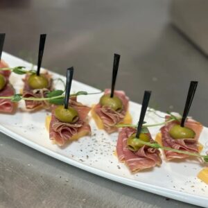 Канапе з хамоном,сиром та оливкою