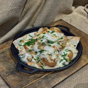 Пательня з куркою у вершковому соусі