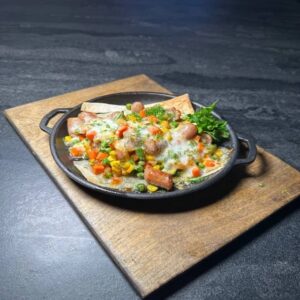 Пательня з домашню ковбасою та овочами